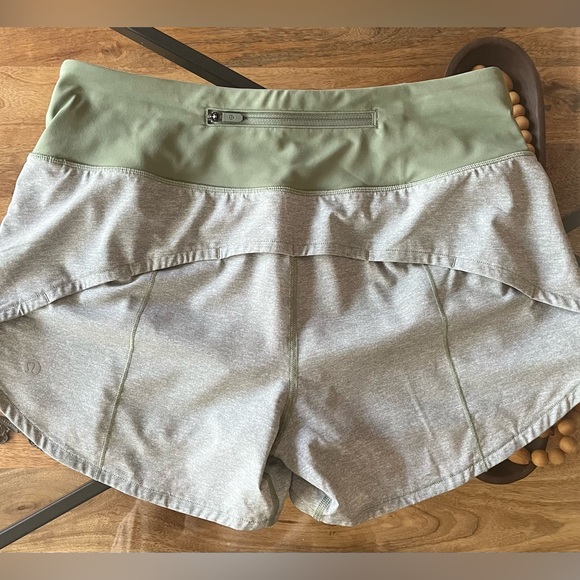 Lululemon Speed Up Low-Rise Lined Short 2.5" size 6. Like new - Picture 2 of 8
